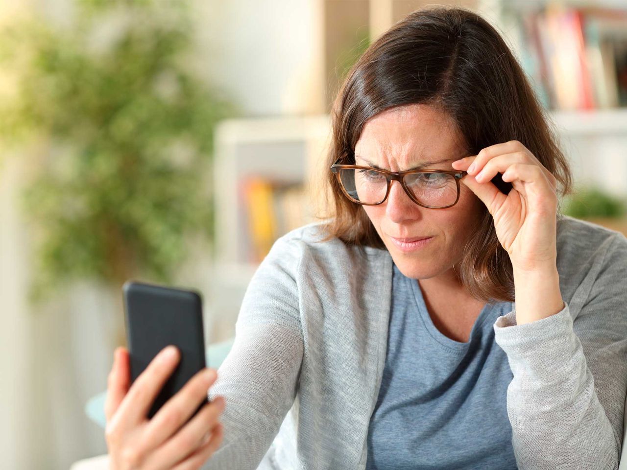 Woman_Glasses_reading_Phone_1280x960